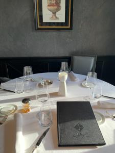 L'An2 في فالسبورغ: طاولة بيضاء مع نظارة وجهاز كمبيوتر محمول عليها