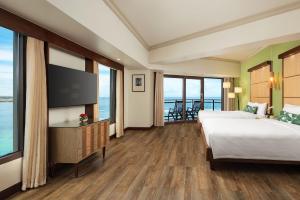Postel nebo postele na pokoji v ubytování Dusit Beach Resort Guam