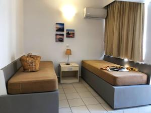Area soggiorno di Caravel Hotel Apartments