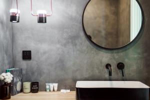 uma casa de banho com um lavatório e um espelho em The Beach Village Resort em Sam Roi Yot
