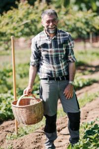 a man holding a basket on a dirt road at Agriturismo Ma Che Bel Castello in Mombaruzzo