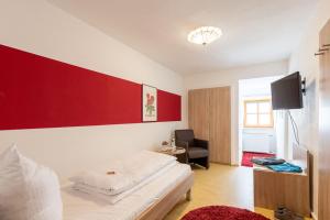 Llit o llits en una habitació de Hotel Restaurant Goldener Hirsch