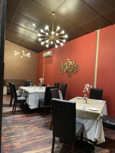 Planet Hotel HollyBum餐厅或其他用餐的地方
