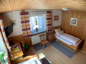 a small bedroom with a bed and a window at Zimmervermietung Ziegltrum in Wolfersdorf
