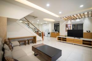 TV a/nebo společenská místnost v ubytování Jialai Homestay