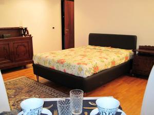 sypialnia z łóżkiem i stołem z kubkami w obiekcie B&B Al Duomo w Padwie