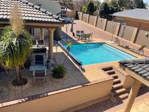 an image of a swimming pool in a house at Thokomala Guest House in Germiston