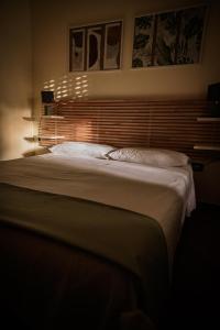 una camera da letto con un grande letto con lenzuola bianche di RESIDENZA.KM2 a Mesagne