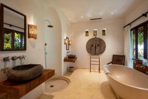 Um banheiro em Qambani Luxury Resort