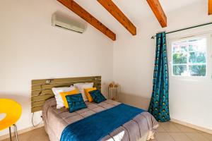 アレノにあるAria - Vue Merのベッドルーム1室(青と黄色の枕が備わるベッド1台付)