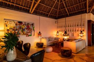 Uma área de estar em Qambani Luxury Resort
