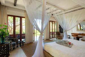 Cama ou camas em um quarto em Qambani Luxury Resort