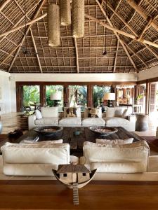 Uma área de estar em Qambani Luxury Resort