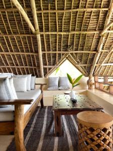 Uma área de estar em Qambani Luxury Resort