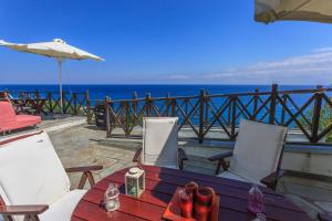 stół i krzesła z widokiem na ocean w obiekcie St John's Agios Ioannis Pelion w mieście Agios Ioannis Pelio