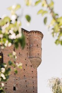 una chimenea de ladrillo al lado de un edificio en Agriturismo Ma Che Bel Castello, en Mombaruzzo