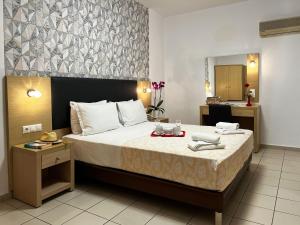 Letto o letti in una camera di Caravel Hotel Apartments