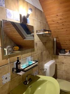 Koupelna v ubytování Vintage Apartment WOLF im Wadrilltal - Balkon Garten + 40 fotografií