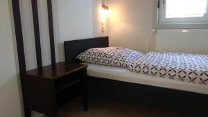1 dormitorio con cama, mesa y ventana en Ferienhaus Pauline en Sandberg