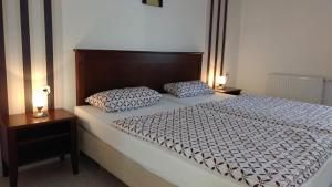 ein Schlafzimmer mit einem Bett mit zwei Lampen in der Unterkunft Ferienhaus Pauline in Sandberg