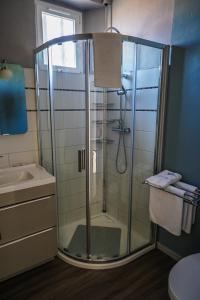 La salle de bains est pourvue d'une douche, de toilettes et d'un lavabo. dans l'établissement Studio du sentier des ocres, à Roussillon