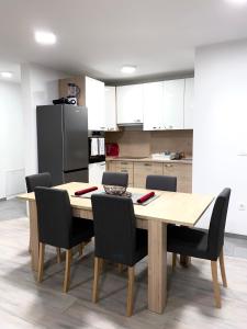 eine Küche mit einem Tisch mit Stühlen und einem Kühlschrank in der Unterkunft Perfect Place apartment in Kranj