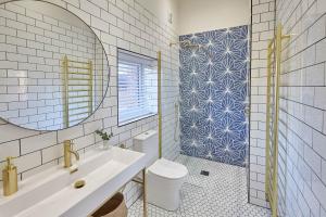 een badkamer met een wastafel, een toilet en een spiegel bij Host & Stay - Pier View in Saltburn-by-the-Sea