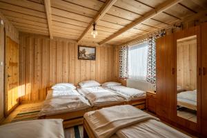 Een bed of bedden in een kamer bij Chata Na Brzysku Pod Białką