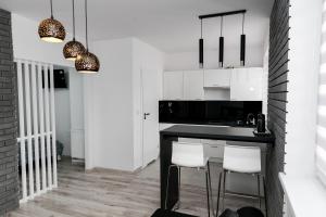 Kuchyňa alebo kuchynka v ubytovaní Apartament z łożem małżeńskim - bezpłatny parking