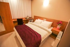 een hotelkamer met een bed en een bureau met een bureau bij Grand İstanbul Airport Hotel in Istanbul