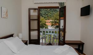 帕尔加Kitro Parga的一间带床的卧室，可欣赏阳台景色