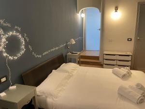 um quarto com uma cama e uma escrita na parede em Elegante camera matrimoniale con balcone a 500 mt dal mare em Marina di Carrara