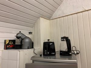 Příslušenství pro přípravu čaje a kávy v ubytování Vintage Apartment Hase