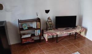 een televisie op een tafel in een kamer bij la casita de Máguez in Máguez
