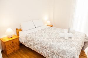 Un dormitorio con una cama con una cruz. en Cozy apt with Lycabettus View! en Atenas