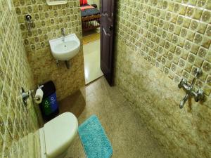 un bagno con un water e un lavandino di Blue Oasis a Mangalore