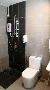 a bathroom with a toilet and a shower at HOMESTAY CAMERON HIGHLANDS GOLDEN HILL 5BR SEMI D GOLDEN HILLS NIGHT Market NO BBQ in Brinchang