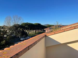 uitzicht op een straat vanuit een gebouw met een dak bij Confortevole camera matrimoniale con terrazza condivisa a 500 mt dal mare in Marina di Carrara