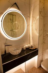 uma casa de banho com um lavatório e um espelho em Draycote Hotel And Whitefields Golf Course em Rugby