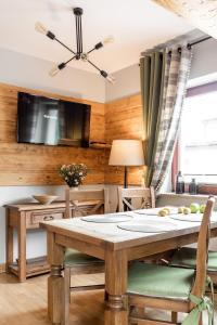 Televízia a/alebo spoločenská miestnosť v ubytovaní Apartament Natura Zakopane