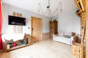 Telewizja i/lub zestaw kina domowego w obiekcie Apartament Natura Zakopane