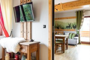Telewizja i/lub zestaw kina domowego w obiekcie Apartament Natura Zakopane