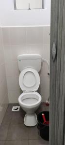 un bagno con un water bianco in una cabina di Citra Cottage Homestay a Sungai Petani