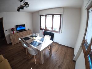 Televízia a/alebo spoločenská miestnosť v ubytovaní Baggio House