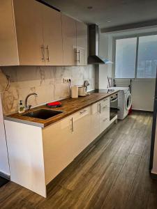 Køkken eller tekøkken på Luxury Holiday Apartment Pozo II