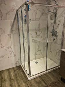 Et badeværelse på Luxury Holiday Apartment Pozo II + 2 billeder