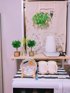 uma mesa com copos e plantas numa prateleira em MeMe Inn - Vacation STAY 10899 em Saitama
