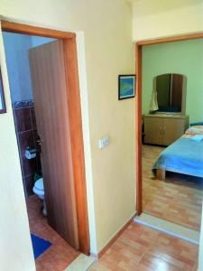 um quarto com um quarto com uma cama e uma casa de banho em Jakov one bedroom apartment Sucuraj em Sućuraj