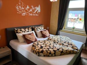 1 Schlafzimmer mit 2 Betten und einem Fenster in der Unterkunft Ferienwohnung Midgard in Thale