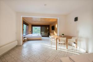 een eetkamer met een tafel en stoelen en een slaapkamer bij Tolstov Apartments - 1 , 2 and 3 Room Monteur Apartments in Duisburg